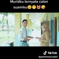 Kisah guru yang akan menikah dengan muridnya sendiri ini viral di media sosial. Kisah keduanya mulai viral di media sosial berawal dari akun TikTok @gadislampung02. Ialah Nita Nur Istiqomah yang tak menyangka ternyata jodohnya adalah muridnya sendiri. Muridku ternyata calon suamiku, tulis keterangan video akun TikTok @gadislampung02.  Foto: Dok. TikTok @gadislampung02.