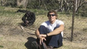 Andrew Oberle mempelajari perilaku simpanse di Goodall Institute di Afrika Selatan. Menurut laporan, Oberle melewati dua pagar pengaman agar cukup dekat dengan simpanse, dan mereka menyerangnya. Dia dibiarkan berjuang untuk hidupnya setelah digigit dan diseret sejauh setengah mil. Orang tuanya meminta rumah sakit untuk tidak mengungkapkan sejauh mana luka putra mereka, tetapi laporan telah bocor mengatakan bahwa korban kehilangan jari tangan dan kakinya, dan lengannya terkena tulang. Foto: Reddit