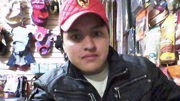 Oscar Otero Aguilar, 21 tahun, mengambil foto ini sebelum pergi keluar untuk menghabiskan malam bersama teman-temannya pada tahun 2014. Dia akhirnya minum terlalu banyak dan berpikir akan menjadi ide bagus untuk mengambil foto dirinya dengan pistol di kepalanya. Niatnya adalah menggunakan foto itu untuk foto profil Facebook-nya, tetapi sayangnya, senjata tersebut meledak dan dia kehilangan nyawanya. Foto: Postoast