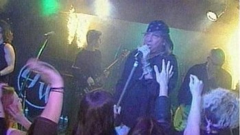 Foto ini diambil di klub malam The Station pada tahun 2003. Pada pandangan pertama, sepertinya semuanya baik-baik saja, tetapi di latar belakang Anda dapat melihat api mulai menyala. Seluruh tempat akhirnya terbakar, menewaskan 100 orang. Hingga hari ini, ini tetap menjadi salah satu insiden klub malam paling mematikan dalam sejarah. Foto: Reddit