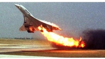 Pada tanggal 25 Juli 2000, Air France 4590 dijadwalkan terbang dari Paris ke New York City. Sayangnya, jet tersebut akhirnya menabrak puing-puing di landasan pacu yang meledakkan ban, menusuk tangki bahan bakar, dan menyebabkan mesin mati dan terbakar. Kerusakan mesin mengakibatkan pesawat kehilangan tenaga dan menabrak hotel terdekat hanya beberapa menit setelah lepas landas. Semua penumpang, bersama dengan empat orang di hotel, tewas dalam kecelakaan itu. Foto: Reddit