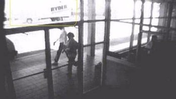 Foto ini diambil pada 19 April 1995 saat Timothy McVeigh berhenti dengan truk sewaan yang berisi bahan peledak. Ledakan itu terjadi di depan Gedung Federal Alfred P. Murrah Kota Oklahoma. Pada hari itu, 168 orang tewas dan 680 lainnya luka-luka. Ledakan itu juga mengenai 234 bangunan dan 86 mobil dalam radius 16 blok. Foto: Reddit