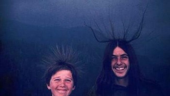 Michael McQuilken yang berusia 18 tahun (kanan) dan saudara laki-lakinya yang berusia 12 tahun Sean (kiri) sedang dalam perjalanan berkemah pada tahun 1975 ketika mereka dapat menangkap foto rambut mereka berdiri di Taman Nasional Sequoia California. Sayangnya, kedua bocah itu tersambar petir beberapa saat kemudian, tetapi secara ajaib mereka berdua selamat untuk menceritakan kisah tersebut. Foto: Reddit