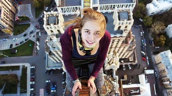 Mati karena selfie. Begitulah yang dialami Xenia Ignatyeva, 17 tahun. Dia tergelincir dari atas jembatan setinggi 30 feet di St. Petersburg, Russia pada April 2014. Xenia tewas seketika.  Foto: Reddit