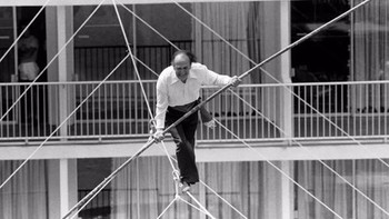 Karl Wallenda adalah legenda sirkus dan pemberani yang terkenal. Dia melakukan sebagian besar rutinitasnya tanpa peralatan keselamatan. Digambarkan di atas, dia berada 36 meter di atas tanah antara dua hotel di Puerto Rico. Sedihnya, ini adalah perjalanan terakhirnya, karena dia meninggal tak lama setelah foto ini diambil. Satu hal yang mungkin mengejutkan adalah kenyataan bahwa dia berusia 73 tahun ketika dia mencoba jalan ini. Foto: Reddit