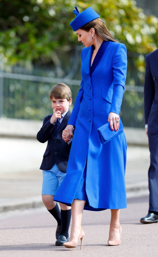 Selain Natal, Paskah juga menjadi momen penting bagi keluarga Kerajaan. Maka ibu tiga anak itu pun memberikan gaya maksimalnya saat mengikuti kebaktian Paskah 2023. Pilihannya jatuh pada coat dress berwarna biru porselen yang mencolok rancangan Catherine Walker, salah satu desainer favoritnya. Topi pillbox dan clutch berwarna senada, serta heels nude turut melengkapi gayanya. Namun, sorotan tertuju pada kuteks merahnya yang disebut-sebut melanggar protokol kerajaan. (Foto: Max Mumby/Indigo/Getty Images)