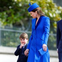 Selain Natal, Paskah juga menjadi momen penting bagi keluarga Kerajaan. Maka ibu tiga anak itu pun memberikan gaya maksimalnya saat mengikuti kebaktian Paskah 2023. Pilihannya jatuh pada coat dress berwarna biru porselen yang mencolok rancangan Catherine Walker, salah satu desainer favoritnya. Topi pillbox dan clutch berwarna senada, serta heels nude turut melengkapi gayanya. Namun, sorotan tertuju pada kuteks merahnya yang disebut-sebut melanggar protokol kerajaan. (Foto: Max Mumby/Indigo/Getty Images)