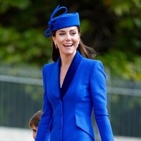 Kate Middleton muncul dalam balutan terusan bersiluet coat berwarna biru porselen yang mencolok rancangan Catherine Walker, salah satu desainer favoritnya. Busana yang sama juga pernah menemani penampilannya di acara Commonwealth Day tahun lalu. (Foto: Max Mumby/Indigo/Getty Images)