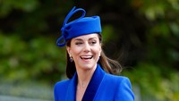 Kate sering bermain tenis. Setelah tugas sekolah anak-anaknya selesai, ia sering mengajari Pangeran George dan Putri Charlotte bermain tenis di lapangan hijau. Pada hari libur, Kate dan William menghabiskan waktu di alam, misalnya bermain ski atau sekadar jalan-jalan bersama ketiga anaknya. (Foto: Max Mumby/Indigo/Getty Images)