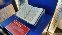 Menjadi mushaf Al-Qur’an paling banyak dicetak di Indonesia. Pertama kali ditulis oleh kaligrafer Ustaz Muhammad Syadzali Sa’ad di tahun 1973-1975. Pada tahun 1984, Menteri Agama memutuskan agar mushaf ini menjadi “Mushaf Al-Qur’an Standar Indonesia”. Foto: Azkia Nurfajrina/detikcom Menjadi mushaf Al-Qur’an paling banyak dicetak di Indonesia. Pertama kali ditulis oleh kaligrafer Ustaz Muhammad Syadzali Sa’ad di tahun 1973-1975. Pada tahun 1984, Menteri Agama memutuskan agar mushaf ini menjadi “Mushaf Al-Qur’an Standar Indonesia”. Foto: Azkia Nurfajrina/detikcom