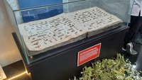Mushaf tertua di dunia ini merupakan replika dari mushaf Tashkent. Muhaf Tashkent sendiri sering disebut juga mushaf Utsman bin Affan, karena diyakini sebagai salah satu mushaf yang dikirim khalifah Utsman ke sejumlah negeri Islam pada kala itu. Foto: Azkia Nurfajrina/detikcom Mushaf tertua di dunia ini merupakan replika dari mushaf Tashkent. Muhaf Tashkent sendiri sering disebut juga mushaf Utsman bin Affan, karena diyakini sebagai salah satu mushaf yang dikirim khalifah Utsman ke sejumlah negeri Islam pada kala itu. Foto: Azkia Nurfajrina/detikcom