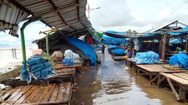 Gelombang air laut naik mengakibatkan Pasar Oesapa di Kota Kupang, NTT, terendam air, Senin (10/4/2023).