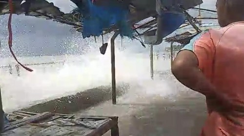 Gelombang air laut naik mengakibatkan Pasar Oesapa di Kota Kupang, NTT, terendam air, Senin (10/4/2023).