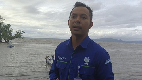 Prakirawan stasiun BMKG Tenau, Kupang, NTT Otniel Tino Jawa Nduruk meninjau dampak gelombang tinggi di RT 32, Kelurahan Oesapa.