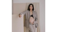  “Kenapa akhir-akhir ini aku suka post foto yang perut terlihat besar karena sedang hamil? Tanpa malu, tanpa ragu. Karena aku pribadi merasa sangat bersyukur atas karunia Tuhan yang begitu indah dan nyata membuat aku merasa sangat mencintai diriku apa adanya dengan kehadiran sang buah hati yang ada di dalam perutku ini,” tulisnya. (Foto: Instagram @greyspolii)