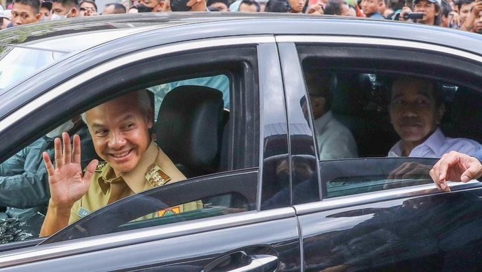 Gubernur Jateng Ganjar Pranowo semobil dengan Presiden Jokowi di Boyolali, Senin (10/4/2023).