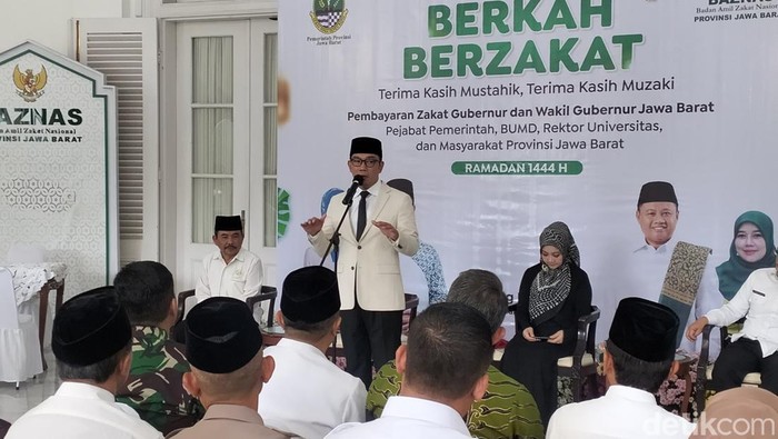 Gubernur Jawa Barat Ridwan Kamil dalam persiapan penerimaan zakat 2023 di Gedung Pakuan, Kota Bandung, Senin (10/4/2023).