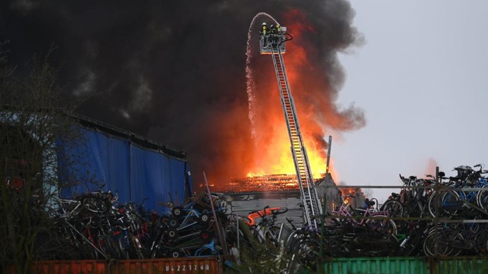 Gudang Kimia di Hamburg Kebakaran, 140 Orang Dievakuasi Kebakaran hebat terjadi di gudang bahan kimia di Hamburg, Jerman. Api hitam melambung tinggi dan mencemari separuh kota.