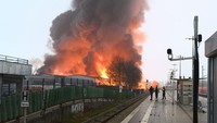 Otoritas kota Hamburg di Jerman memperingatkan kemungkinan menyebarnya asap beracun akibat kebakaran besar yang menghanguskan sejumlah fasilitas penyimpanan di kota tersebut.