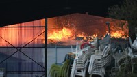 Belum ada laporan korban luka akibat kebakaran, yang penyebabnya belum diketahui secara jelas.Tidak diketahui secara jelas gudang atau fasilitas penyimpanan apa yang terbakar.