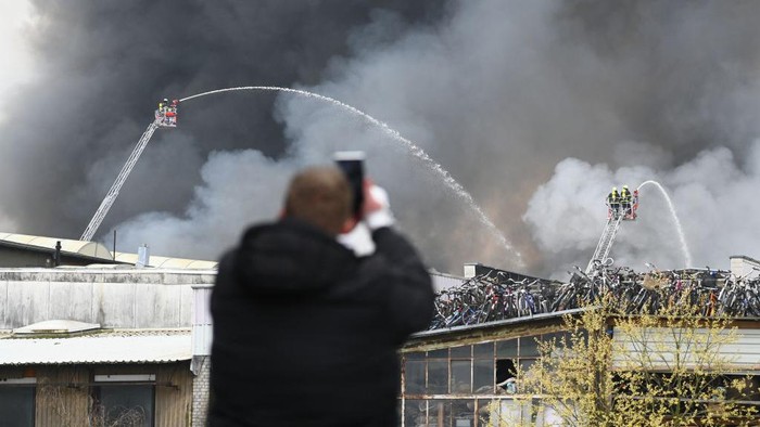 Kebakaran hebat terjadi di gudang bahan kimia di Hamburg, Jerman. Api hitam melambung tinggi dan mencemari separuh kota.
