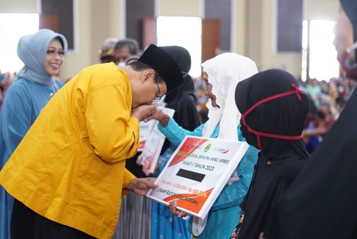 Gus Ipul Serahkan Bansos