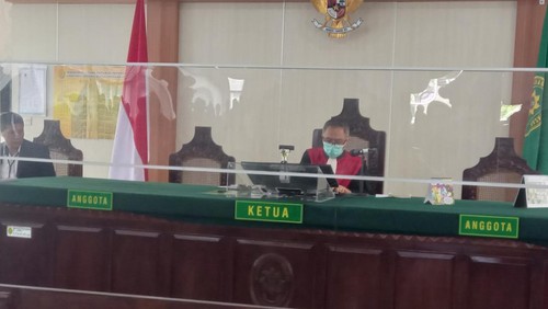 Hakim Ketua Agus Akhyudi praperadilan penetapan Rektor Antara sebagai tersangka dugaan korupsi dana Sumbangan Pengembangan Institusi (SPI) di Pengadilan Negeri (PN) Denpasar, Senin (10/4/2023). Sidang akan dilanjutkan pada 17 April 2023.