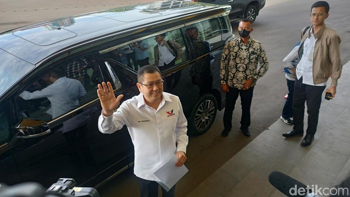 Hary Tanoesoedibjo tiba di Markas Golkar