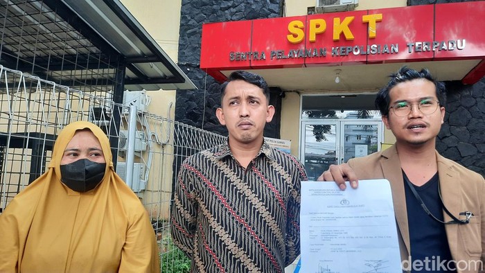 Imelda didampingi kuasa hukumnya saat di Polda Sumsel.