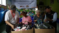 Sebanyak 300 pasang sandal serta sembako dibagikan kepada masyarakat yang membutuhkan di Duren Sawit, Jakarta.