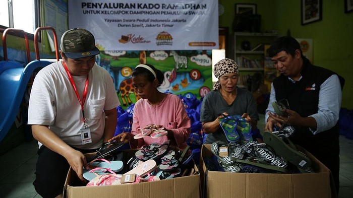 Daniel Setiawan Senior Marketing Executive Havaianas Indonesia bersama Ibnu Tsani Wakil Sekretaris Badan Pengurus Lazismu memberikan kado ramadan kepada masyarakat kurang mampu di Duren Sawit, Jakarta Timur, Senin (10/4/2023).