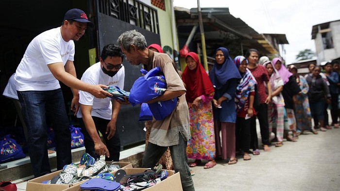 Daniel Setiawan Senior Marketing Executive Havaianas Indonesia bersama Ibnu Tsani Wakil Sekretaris Badan Pengurus Lazismu memberikan kado ramadan kepada masyarakat kurang mampu di Duren Sawit, Jakarta Timur, Senin (10/4/2023).