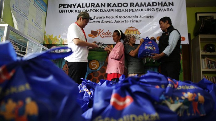 Indahnya Berbagi di Bulan Ramadan Daniel Setiawan Senior Marketing Executive Havaianas Indonesia bersama Ibnu Tsani Wakil Sekretaris Badan Pengurus Lazismu memberikan kado ramadan kepada masyarakat kurang mampu di Duren Sawit, Jakarta Timur, Senin (10/4/2023).