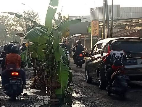 jalan berlubang di menganti gresik diperbaiki