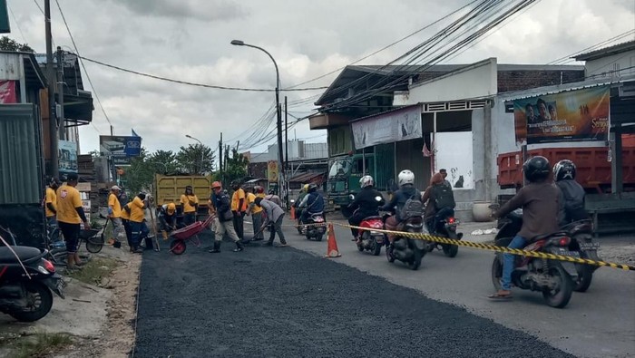 jalan berlubang di menganti gresik diperbaiki