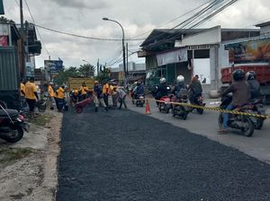 Gus Yani Gerak Cepat Perbaiki Jalan Menganti yang Rusak Ditanam Pohon Pisang