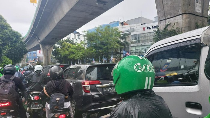 Jalan Tendean macet pagi ini