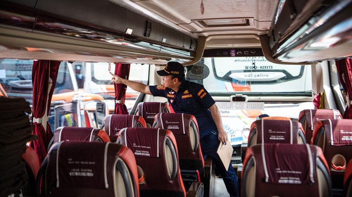 Jelang Mudik, Bus AKAP di Palembang Diperiksa Kelaikan Petugas dari Balai Pengelolaan Transportasi Darat (BPTD) Wilayah VII Sumatera Selatan memeriksa kondisi mesin bus saat pemeriksaan kelaikan kendaraan (ramp check) bus di salah satu loket bus Antar Kota Antar Provinsi (AKAP) di Palembang, Sumatera Selatan, Senin (10/4/2023). Pemeriksaan yang meliputi kondisi fisik kendaraan dan kelengkapan surat-surat kendaraan tersebut guna menjamin keselamatan para penumpang angkutan Lebaran. ANTARA FOTO/Nova Wahyudi/tom.