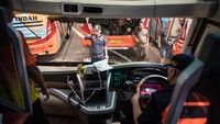 Selain itu setiap bus juga diperiksa kelengkapan surat-surat kendaraan.