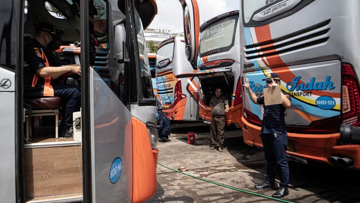Petugas dari Balai Pengelolaan Transportasi Darat (BPTD) Wilayah VII Sumatera Selatan memeriksa kondisi mesin bus saat pemeriksaan kelaikan kendaraan (ramp check) bus di salah satu loket bus Antar Kota Antar Provinsi (AKAP) di Palembang, Sumatera Selatan, Senin (10/4/2023). Pemeriksaan yang meliputi kondisi fisik kendaraan dan kelengkapan surat-surat kendaraan tersebut guna menjamin keselamatan para penumpang angkutan Lebaran. ANTARA FOTO/Nova Wahyudi/tom.