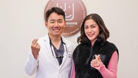 Jessica Iskandar baru saja menjalani operasi plastik pada bagian hidungnya di Klinik Banobagi, Korea Selatan. Melalui akun Instagram pribadinya, ia mengaku menjalankan operasi untuk memperbaiki rongga hidungnya yang mengalami kemiringan. (Foto: Instagram/@inijedar)