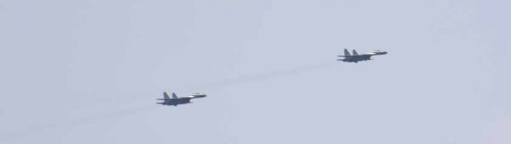 Jet tempur yang lepas landas dari kapal induk China Shandong terlihat di atas perairan Samudera Pasifik, selatan prefektur Okinawa, Jepang, dalam selebaran yang dirilis oleh Kantor Staf Gabungan Kementerian Pertahanan Jepang 10 April 2023. (Joint Staff Office of the Defense Ministry of Japan/HANDOUT via REUTERS)