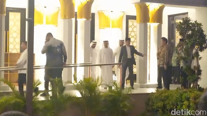 Jokowi bersama Menteri Energi UEA tiba di Masjid Raya Sheikh Zayed Solo, Senin (10/4/2023).