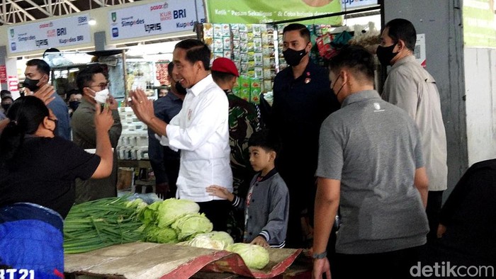 Jokowi mengajak Jan Ethes saat kunjungan di Pasar Legi Solo, Senin (10/4/2023).