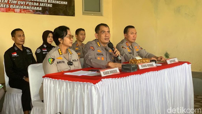 Jumpa pers kasus serial killer Mbah Slamet di Banjarnegara, Senin (10/4/2023).