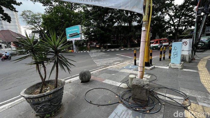 Kabel berantakan di Jalan Dago Bandung.