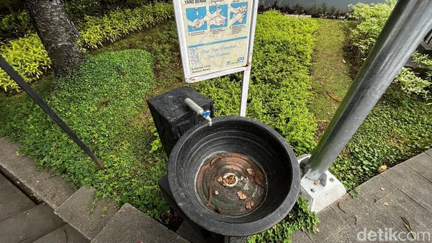 Kabel berantakan di Jalan Dago Bandung.