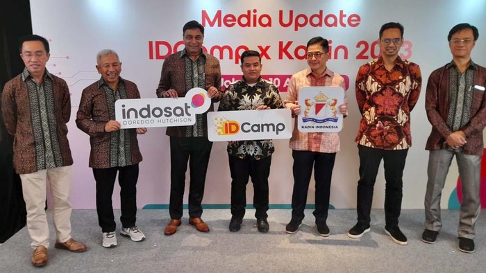 Kadin-Indosat Kolaborasi Kembangkan Talenta Digital Indonesia Kadin dan Indosat bersinergi mengangkat talenta digital muda Indonesia. Mereka memberikan beasiswa IDCamp X Kadin Tech Challenge.