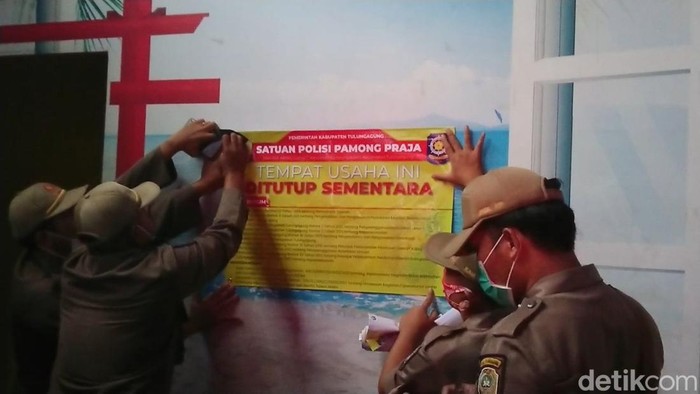 Kafe karaoke di Tulungagung disegel Satpol PP