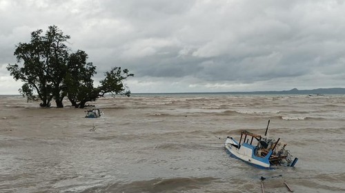 Kapal nelayan di RT 32, RW 11, Kelurahan Oesapa, Kecamatan Kelapa Lima, Kota Kupang, NTT rusak akibat gelombang tinggi.